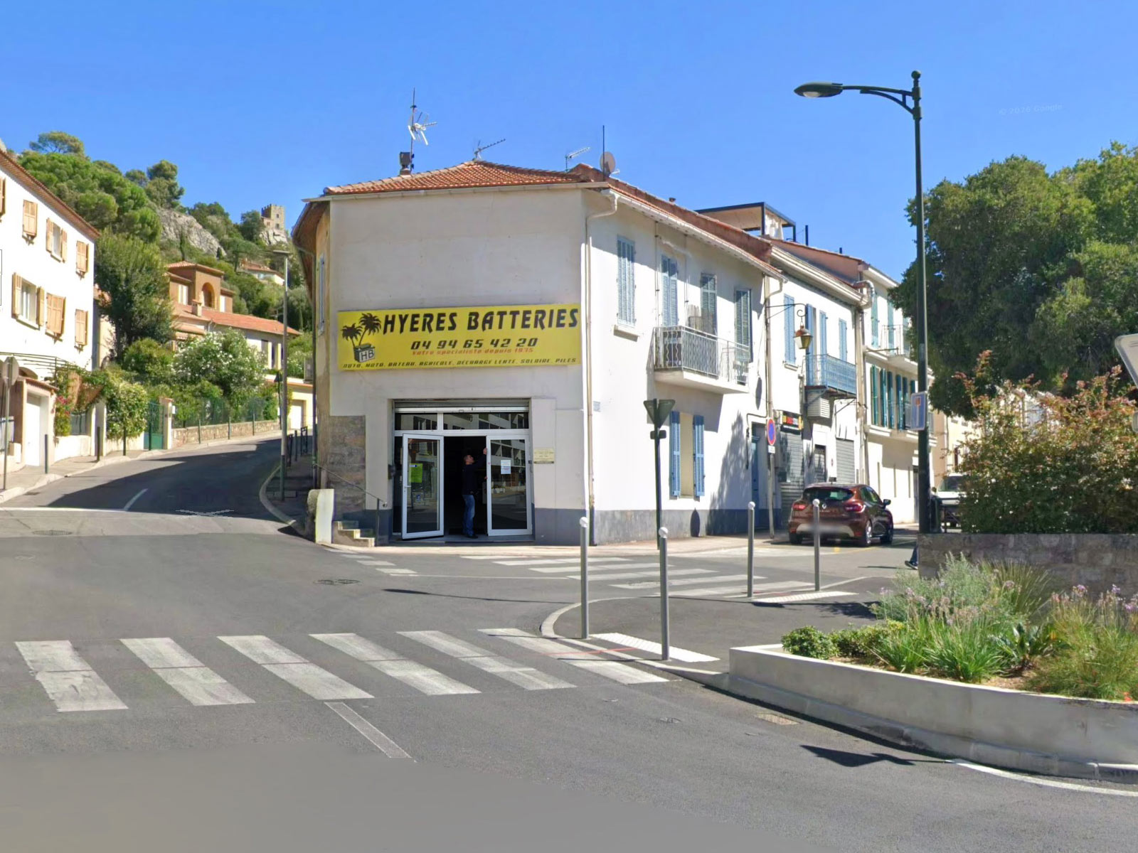 Vue extérieure du magasin Hyères Batteries, vu du rond point